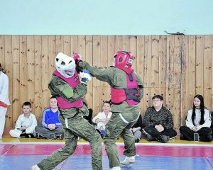 Служили два товарища.
