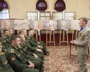 В каждом портрете – история