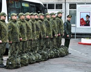 Молодые калининградцы становятся в строй.