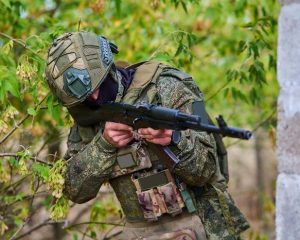 Отчизны сын, страны солдат,он никогда не сдаст назад.