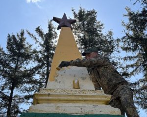 Возрождая разрушенные мемориалы.