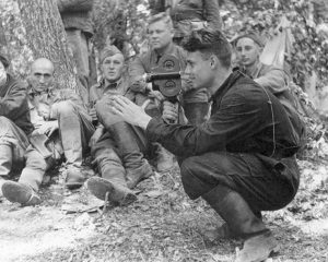 Кинооператор Иван Андреевич Запорожский (1917–1993) ведёт съёмку крымских партизан во время привала. 1943 г.