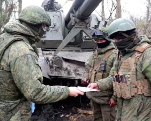 Приказ Верховного Главнокомандующего и весточку из дома доставят в срок.