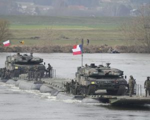 НАТО наращивает военную активность у российских границ