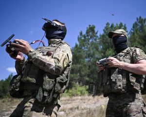 Учатся управлять «птицами».