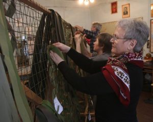 Вплетая с лентой материнскую любовь.