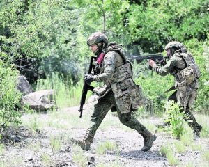 Бесстрашные российские воины настойчиво теснят врага.