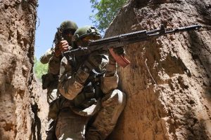 Стойкость и решимость наших героев не оставляют врагу никаких шансов.