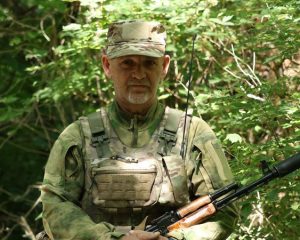 Он сражается за Родину.