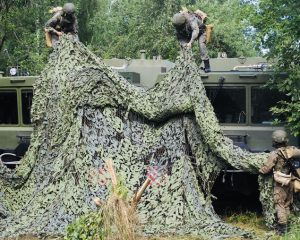 В различных условиях обстановки.