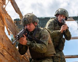 Учатся думать по-командирски.