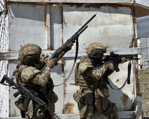 В условиях высокой координации и взаимодействия.