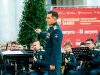 В городском саду играет…