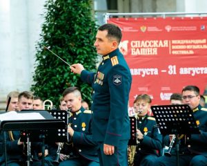 В городском саду играет…