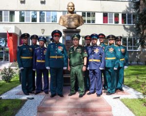 Неутомимому труженику.