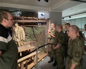 Просвещая защитников Отечества.