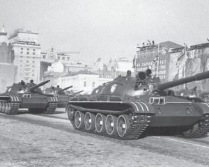 Танки Т-62 на военном параде на Красной площади.