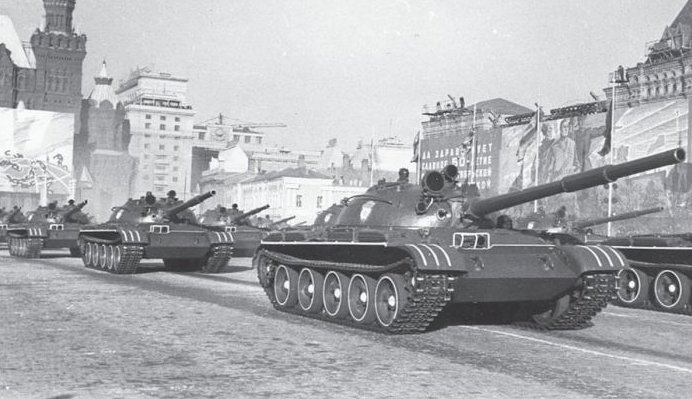 Танки Т-62 на военном параде на Красной площади.