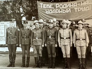 Лейтенант В.Н. Десятков (крайний слева), заместитель командира монтажной роты. Г. Приозерск Джезканганской области 1980-е годы.