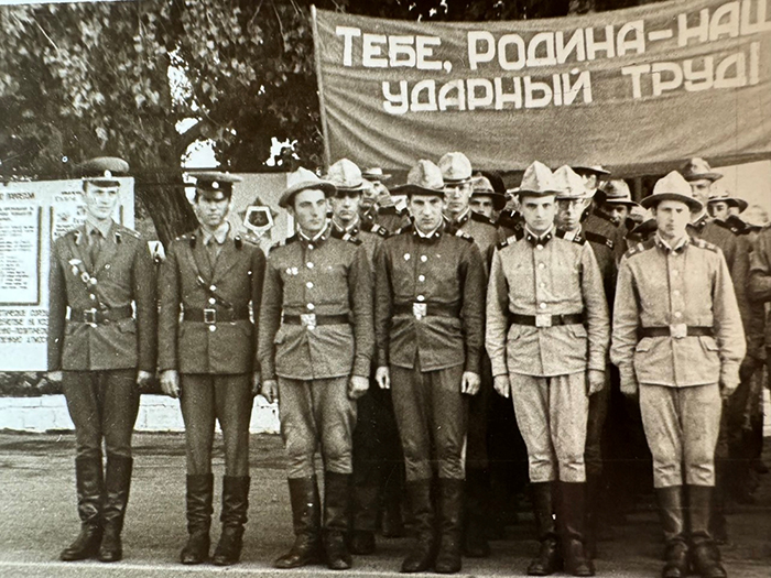 Лейтенант В.Н. Десятков (крайний слева), заместитель командира монтажной роты. Г. Приозерск Джезканганской области 1980-е годы.
