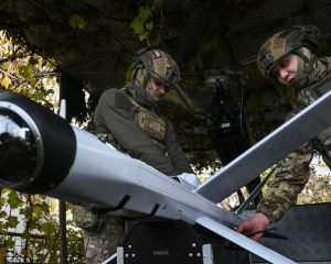 С решимостью наступаем, сокрушая врага