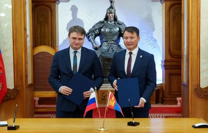 Опираясь на исторические традиции и дружбу народов.
