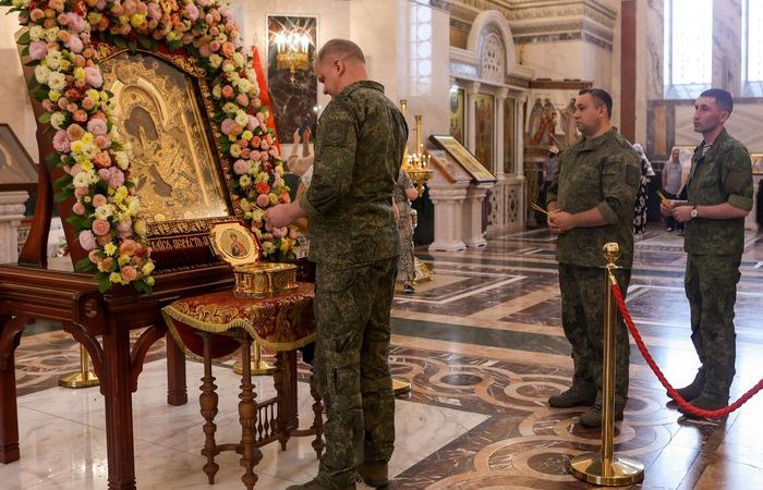 С верою святой идём к победе.