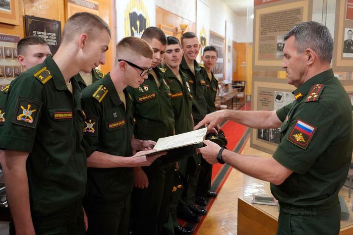 Приобщая курсантов к победным традициям