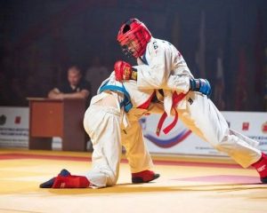 Встречались бойцы рукопашного боя.