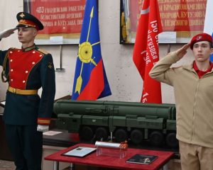 Из века в век – будущим потомкам.