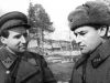 Старший батальонный комиссар Евгений ПЕТРОВ (справа) и интендант 2-го ранга Константин СИМОНОВ в Заполярье весной 1942 года.