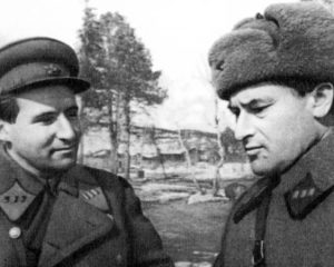 Старший батальонный комиссар Евгений ПЕТРОВ (справа) и интендант 2-го ранга Константин СИМОНОВ в Заполярье весной 1942 года.