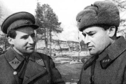 Старший батальонный комиссар Евгений ПЕТРОВ (справа) и интендант 2-го ранга Константин СИМОНОВ в Заполярье весной 1942 года.