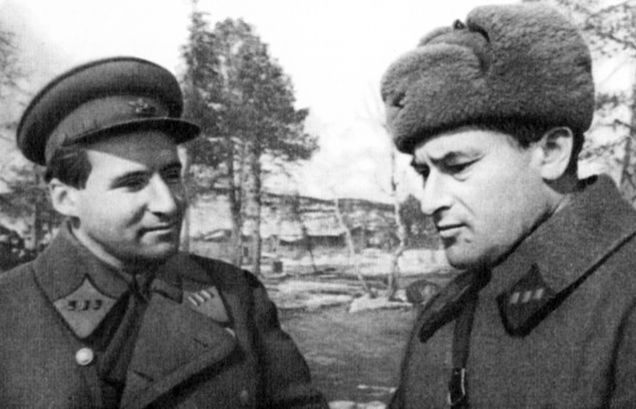 Старший батальонный комиссар Евгений ПЕТРОВ (справа) и интендант 2-го ранга Константин СИМОНОВ в Заполярье весной 1942 года.