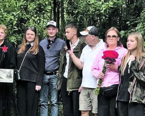 Аллея лётчиков. Родственники Николая Кудряева и поисковики у памятного знака на месте гибели героя.
