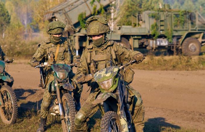 Действуя с нескольких направлений