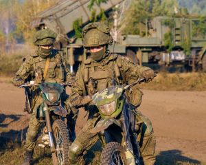 Действуя с нескольких направлений