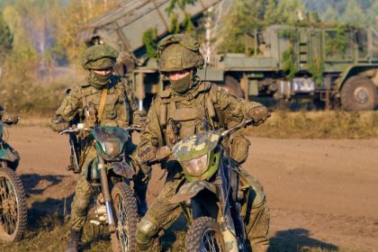 Действуя с нескольких направлений