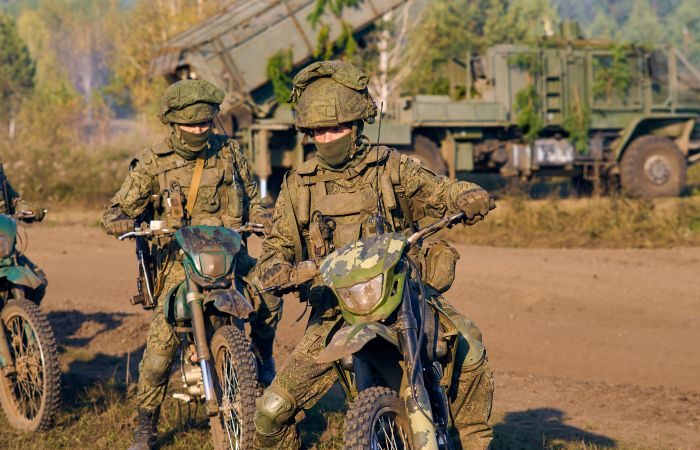 Действуя с нескольких направлений